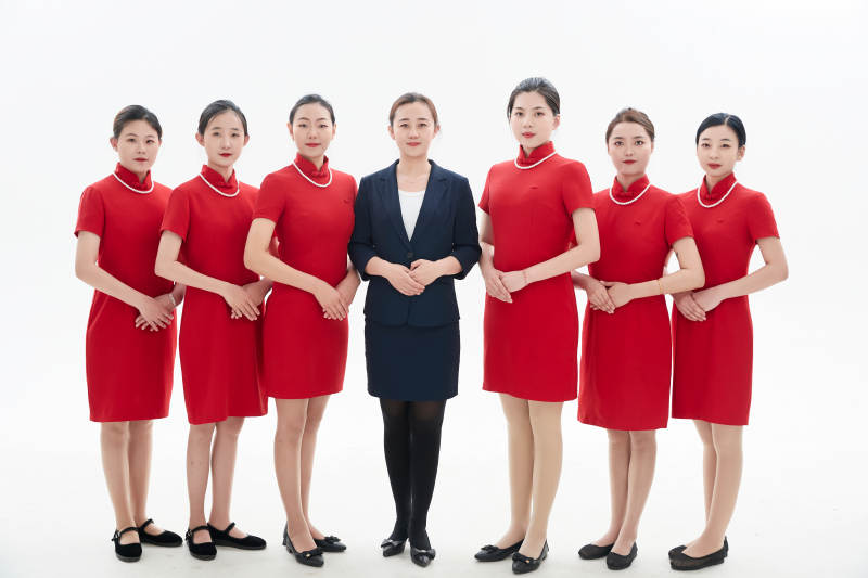 白色背景下的酒店女性高级服务员团队