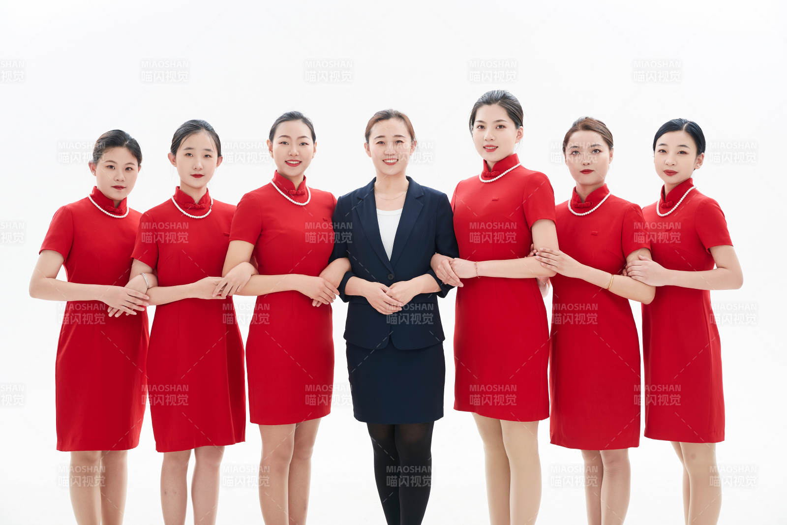 白色背景下的酒店女性高級服務員團隊