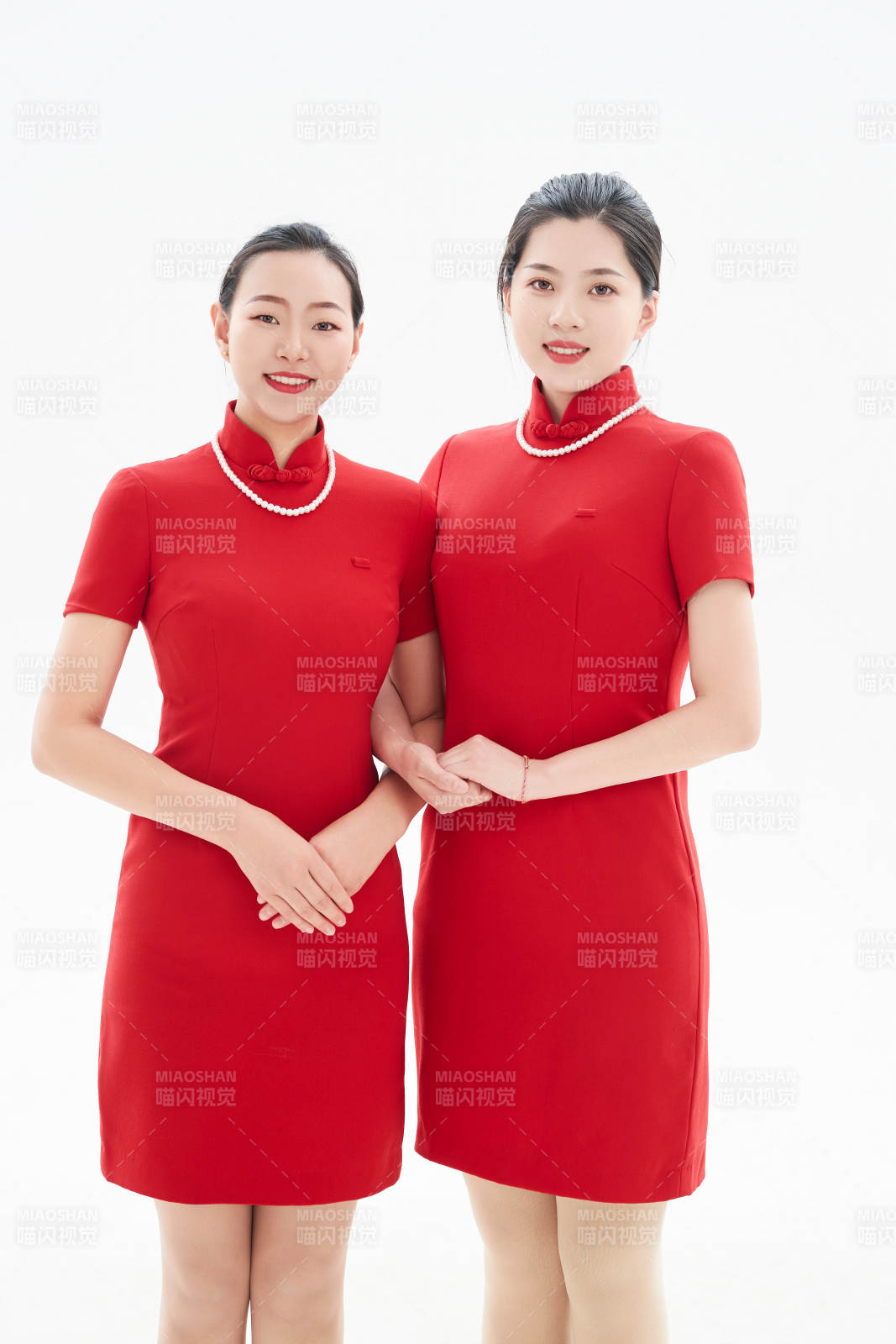 白色背景下的酒店女性高级服务员团队