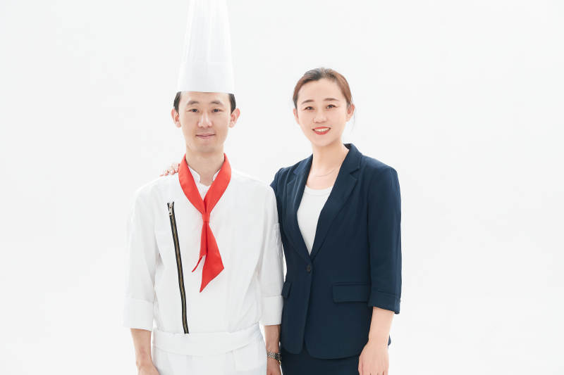 白色背景下的酒店厨师长与餐饮经理