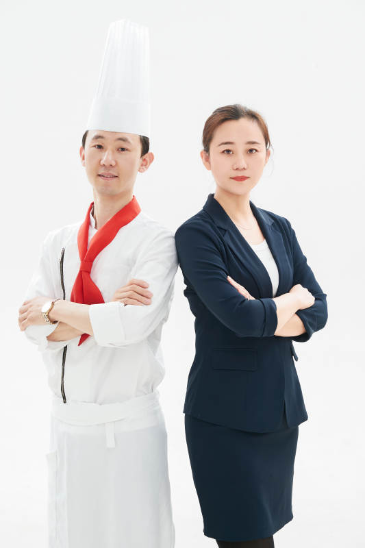 白色背景下的酒店厨师长与餐饮经理