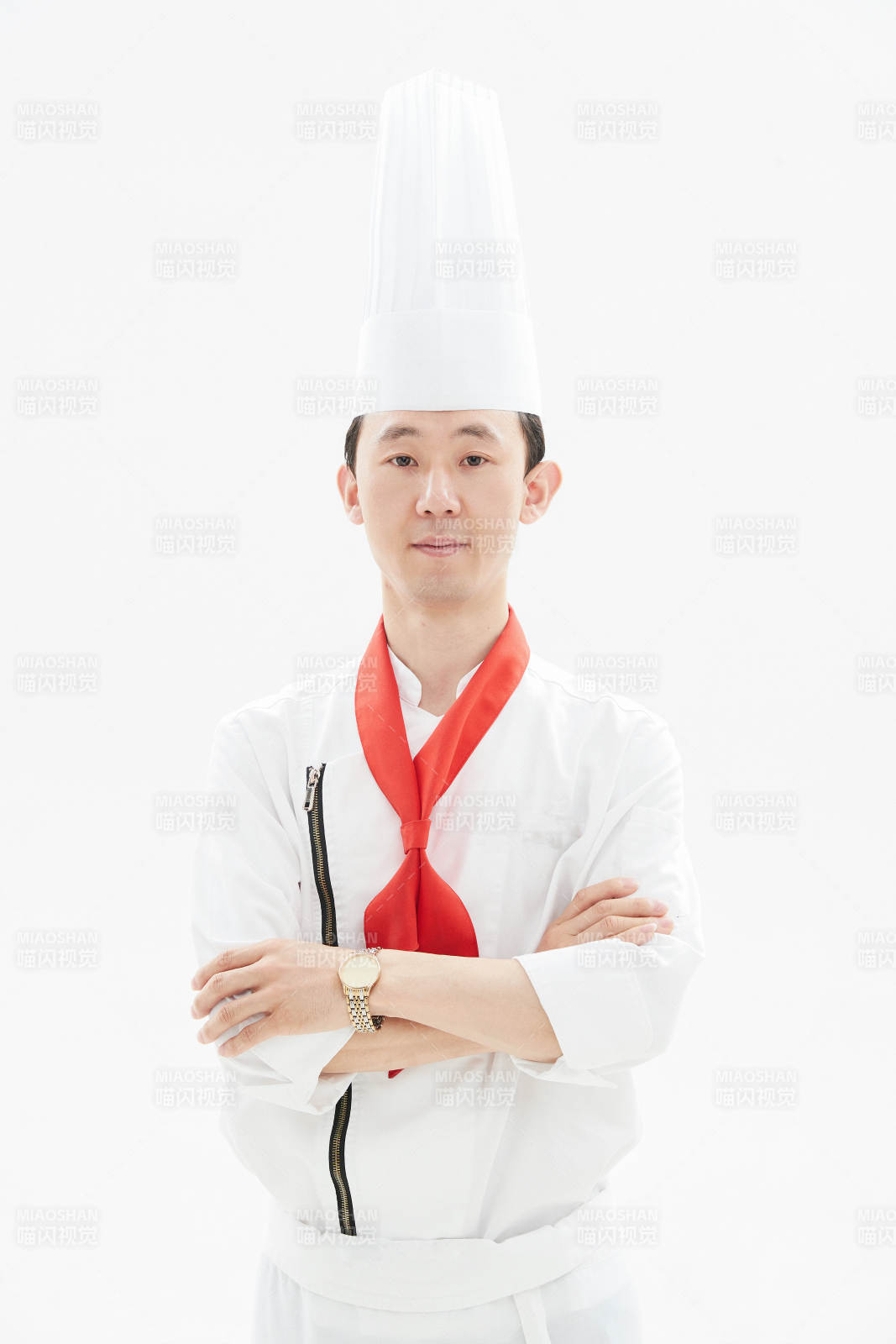 白色背景下的酒店高级厨师形象
