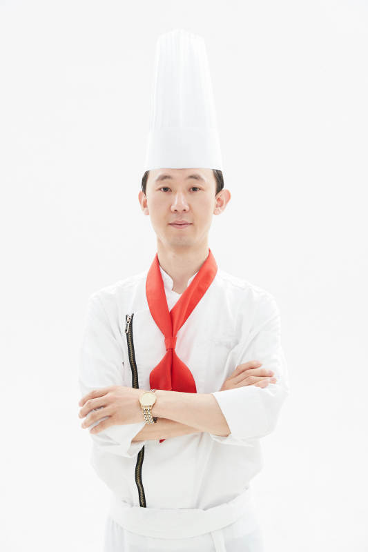 白色背景下的酒店高级厨师形象