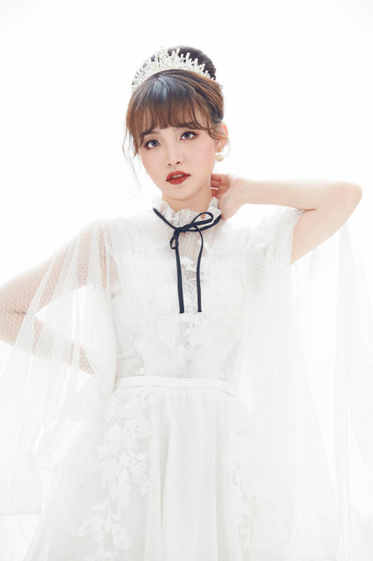 仿妆奥黛丽赫本风格妆容服饰的亚洲少女