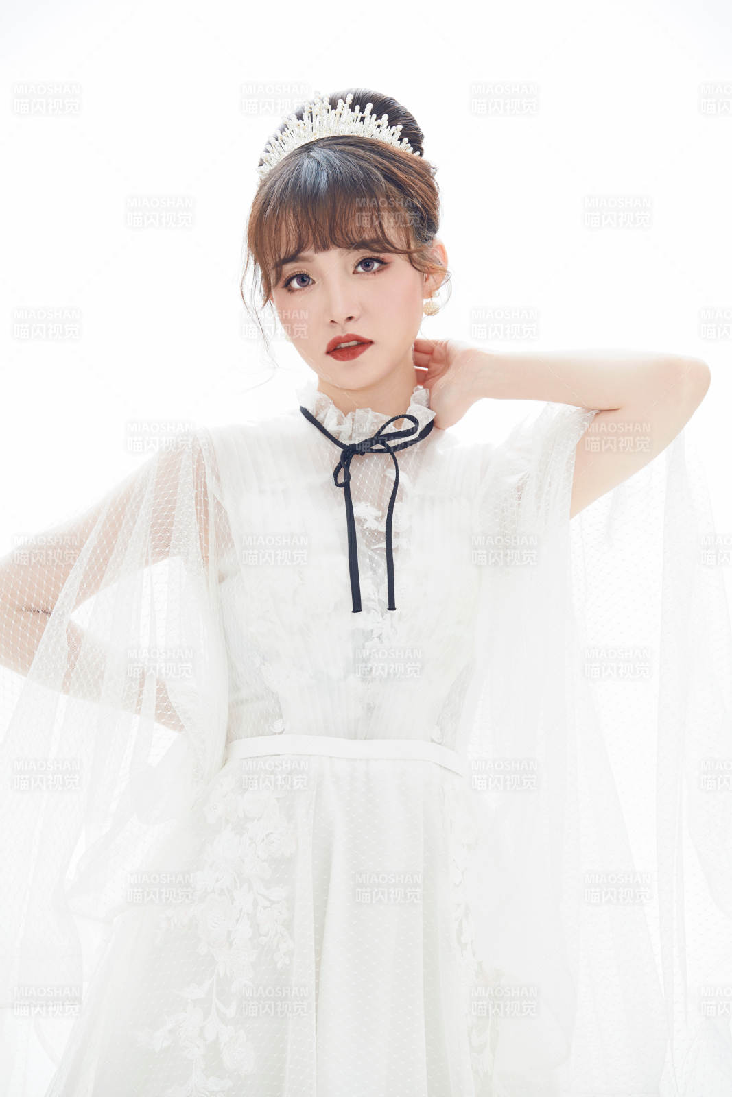 仿妆奥黛丽赫本风格妆容服饰的亚洲少女