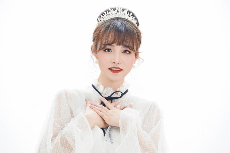 仿妆奥黛丽赫本风格妆容服饰的亚洲少女