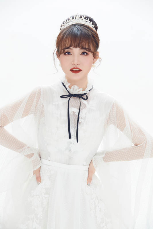 仿妆奥黛丽赫本风格妆容服饰的亚洲少女