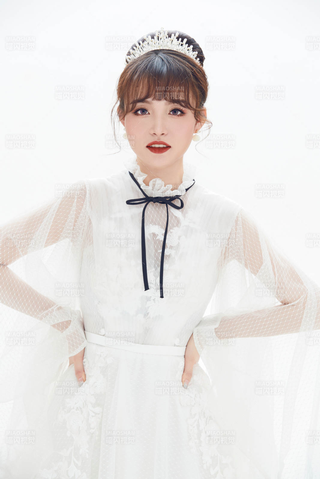 仿妆奥黛丽赫本风格妆容服饰的亚洲少女