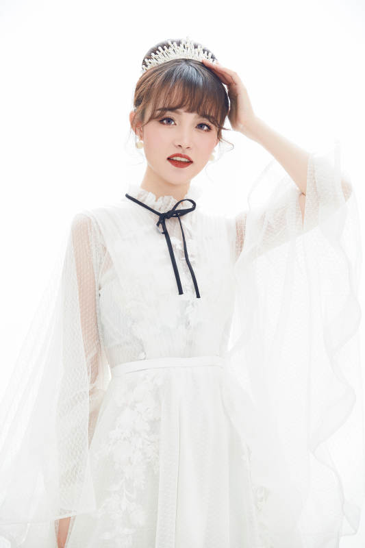 仿妆奥黛丽赫本风格妆容服饰的亚洲少女