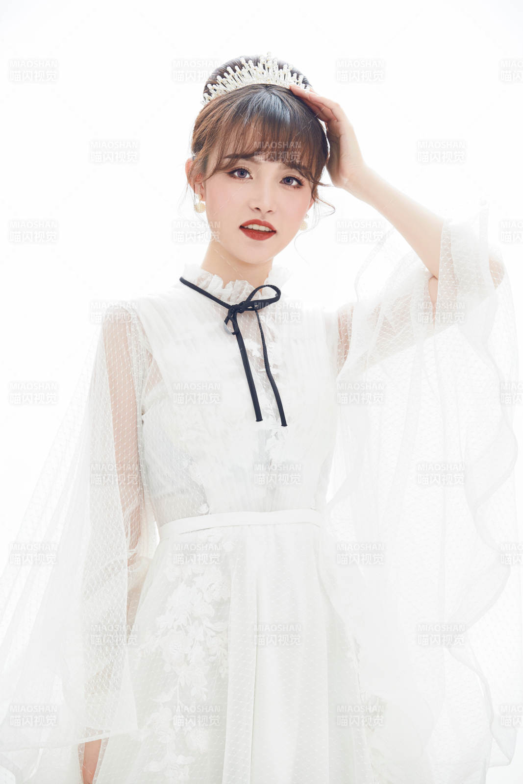 仿妆奥黛丽赫本风格妆容服饰的亚洲少女