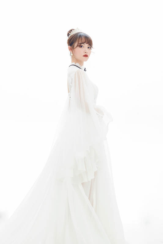 仿妆奥黛丽赫本风格妆容服饰的亚洲少女