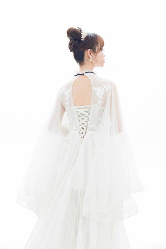 仿妆奥黛丽赫本风格妆容服饰的亚洲少女