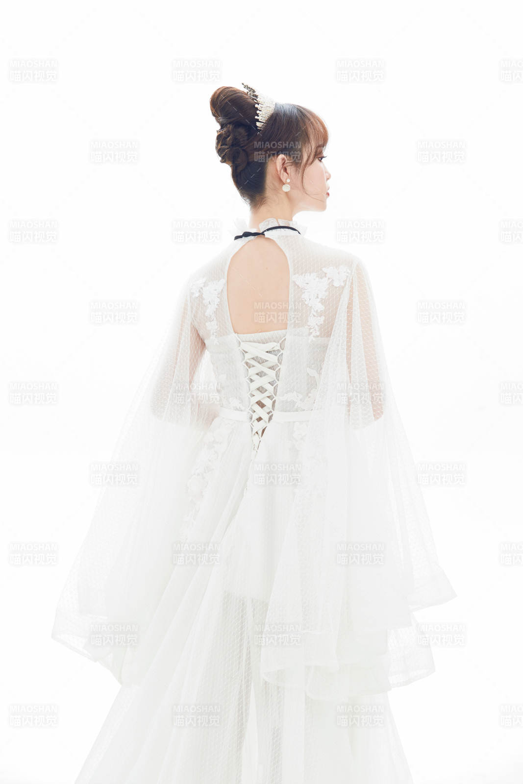 仿妆奥黛丽赫本风格妆容服饰的亚洲少女