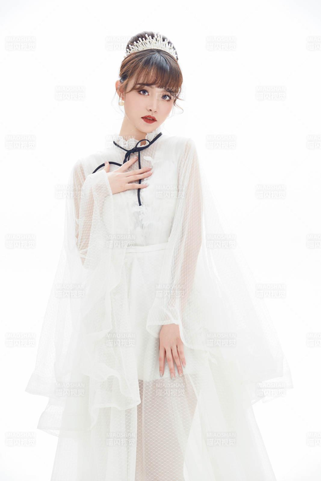 仿妆奥黛丽赫本风格妆容服饰的亚洲少女