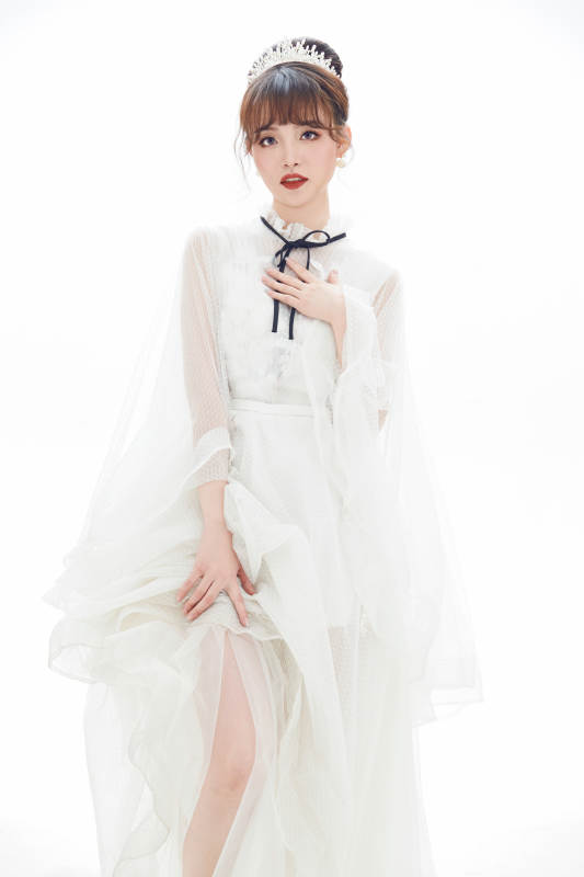 仿妆奥黛丽赫本风格妆容服饰的亚洲少女