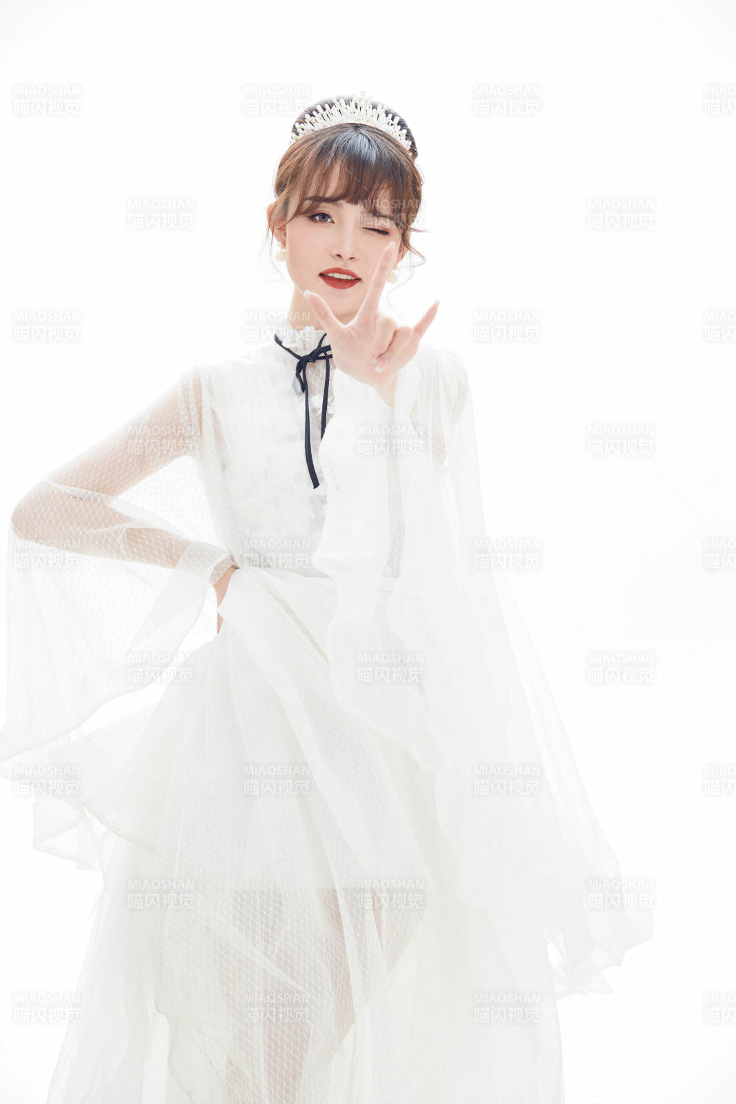 仿妆奥黛丽赫本风格妆容服饰的亚洲少女