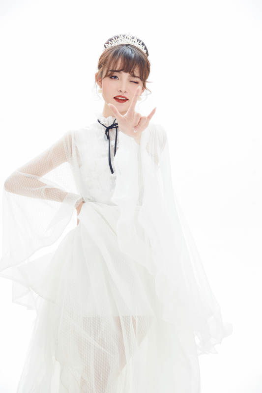 仿妆奥黛丽赫本风格妆容服饰的亚洲少女