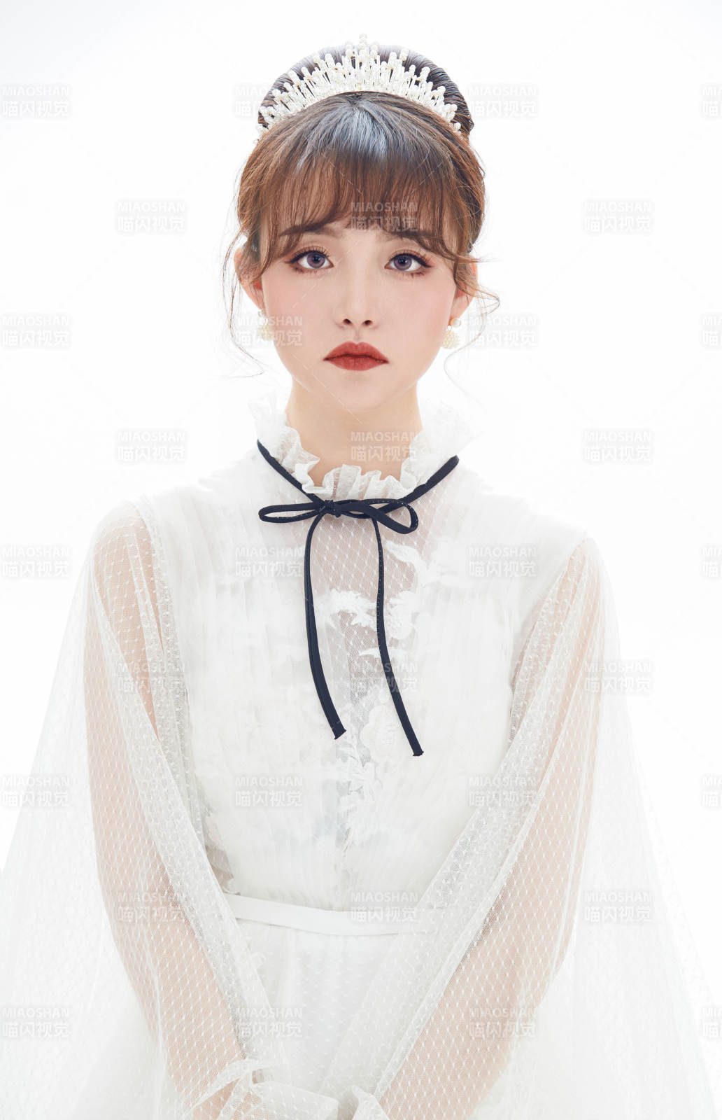 仿妆奥黛丽赫本风格妆容服饰的亚洲少女