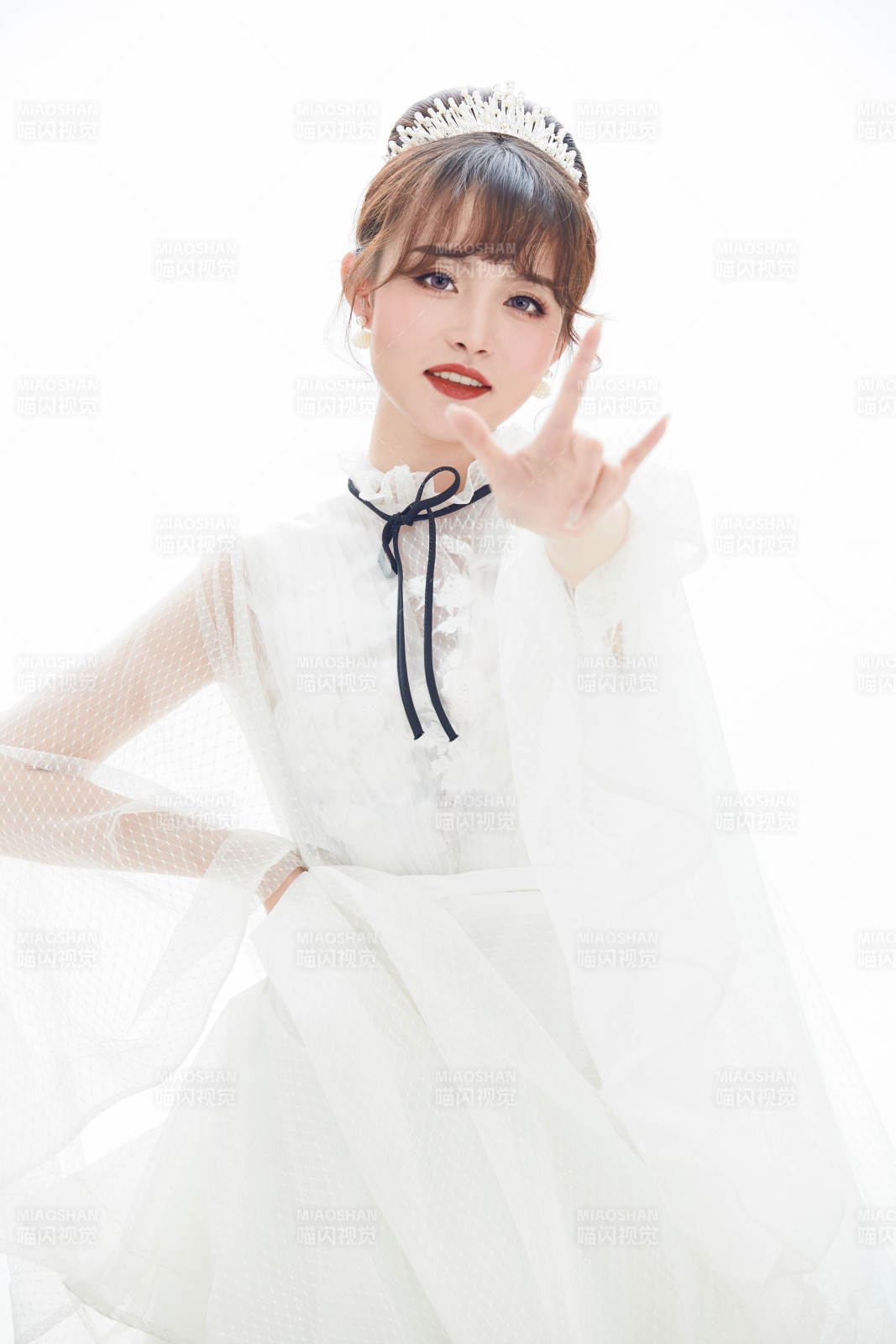 仿妆奥黛丽赫本风格妆容服饰的亚洲少女