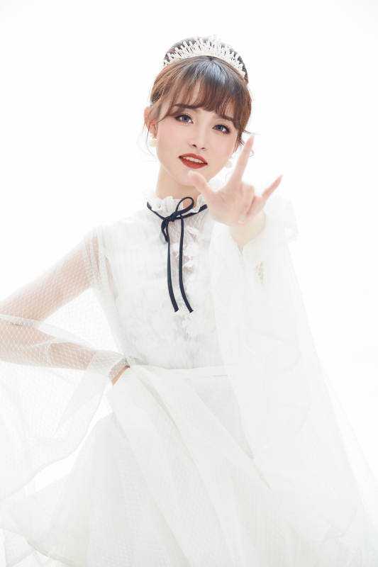 仿妆奥黛丽赫本风格妆容服饰的亚洲少女