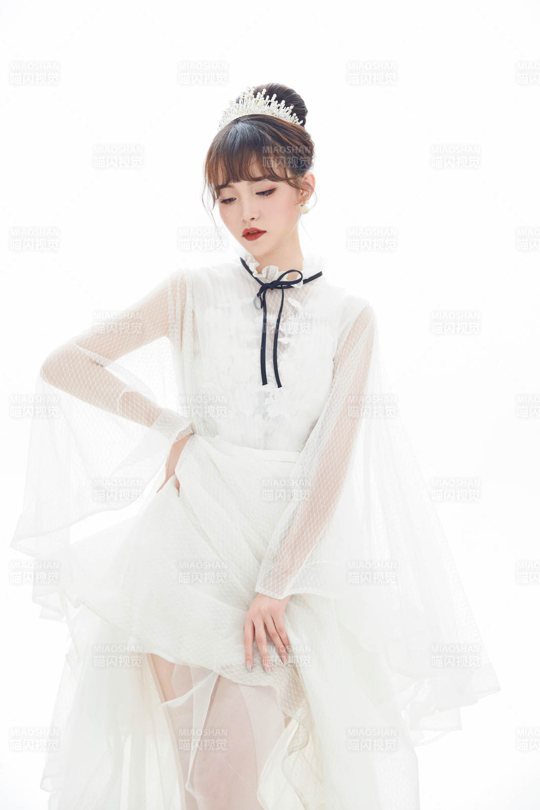 仿妆奥黛丽赫本风格妆容服饰的亚洲少女