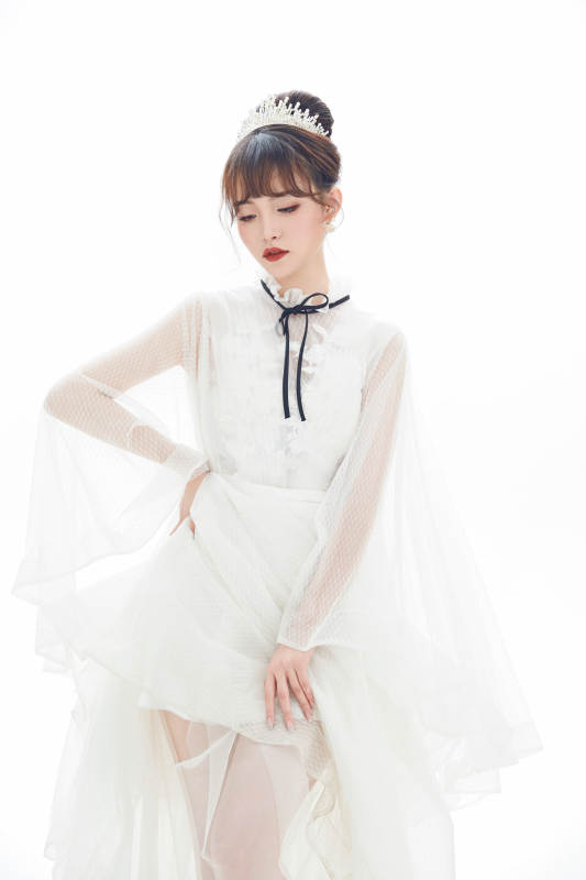 仿妆奥黛丽赫本风格妆容服饰的亚洲少女