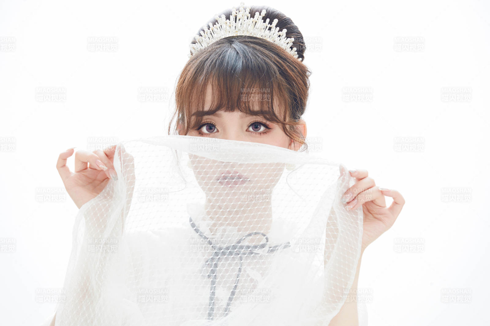 仿妝奧黛麗赫本風格妝容服飾的亞洲少女