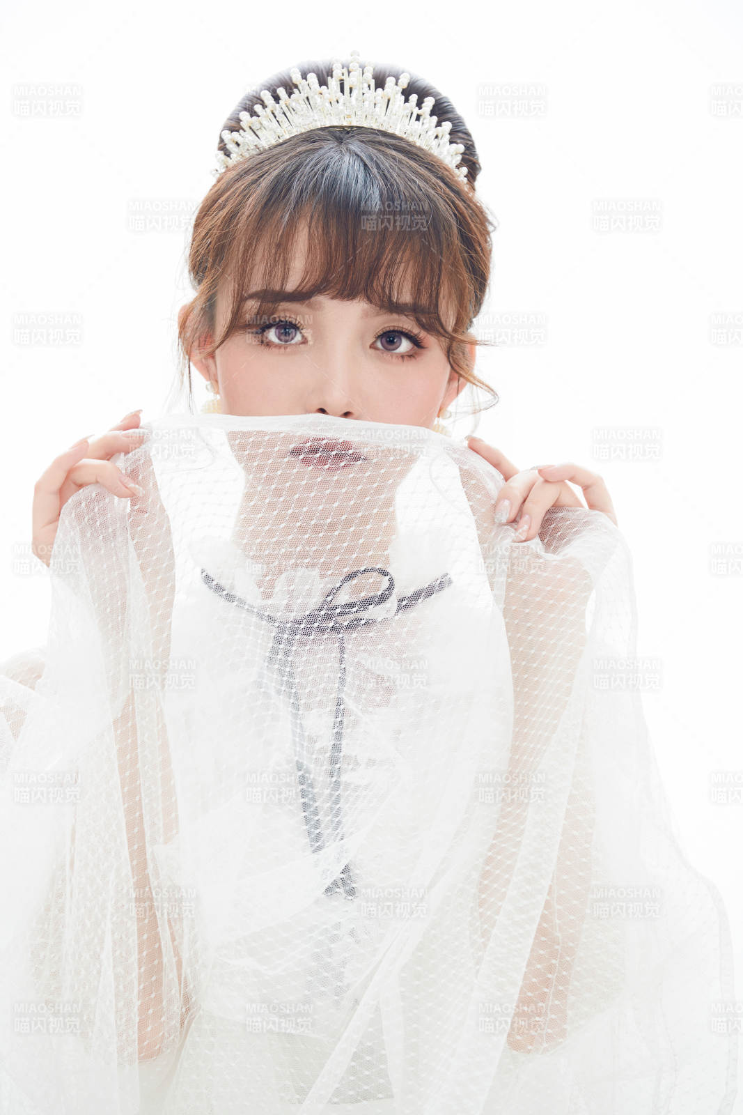 仿妆奥黛丽赫本风格妆容服饰的亚洲少女