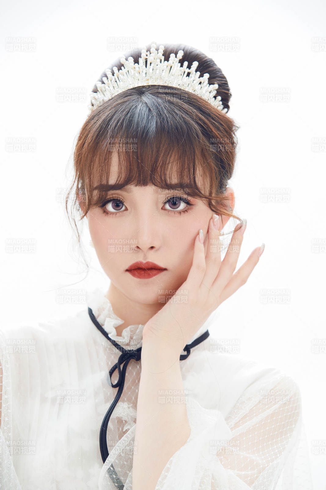 仿妆奥黛丽赫本风格妆容服饰的亚洲少女