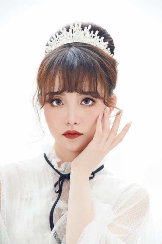 仿妆奥黛丽赫本风格妆容服饰的亚洲少女