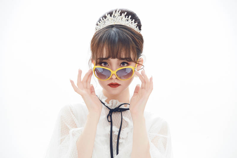 仿妆奥黛丽赫本风格妆容服饰的亚洲少女