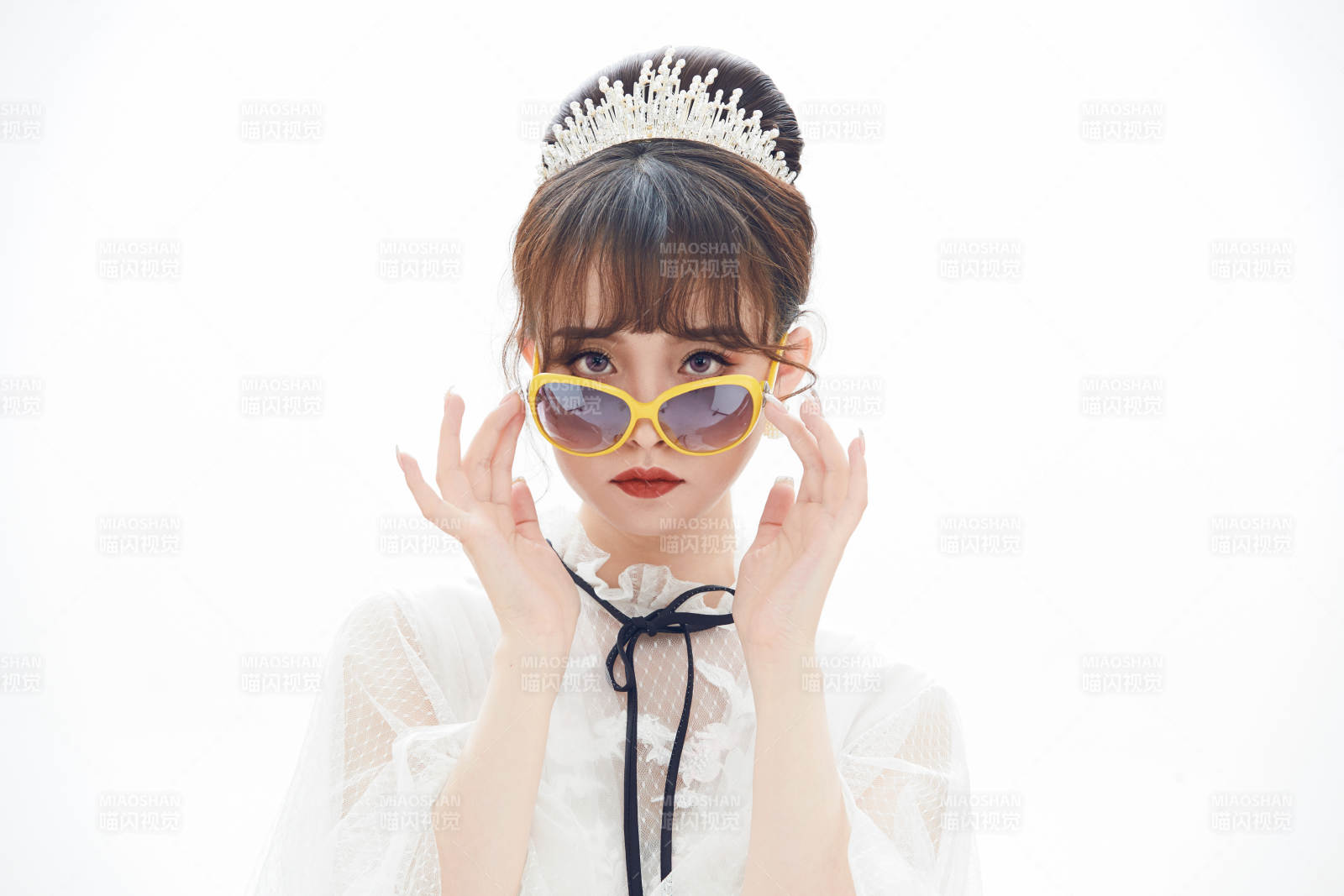 仿妝奧黛麗赫本風(fēng)格妝容服飾的亞洲少女