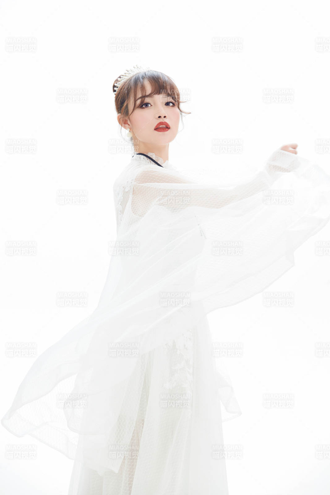 仿妆奥黛丽赫本风格妆容服饰的亚洲少女