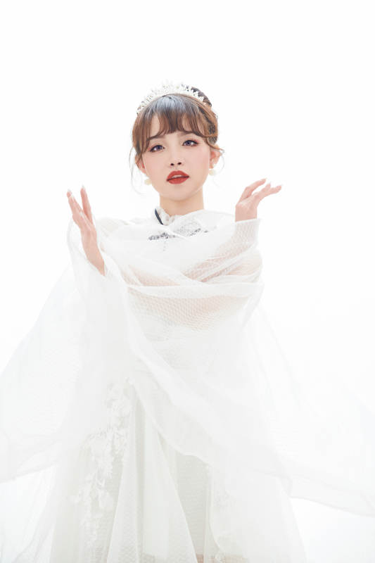 仿妆奥黛丽赫本风格妆容服饰的亚洲少女