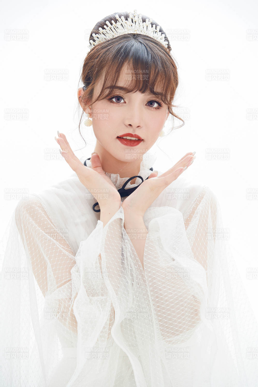 仿妝奧黛麗赫本風格妝容服飾的亞洲少女