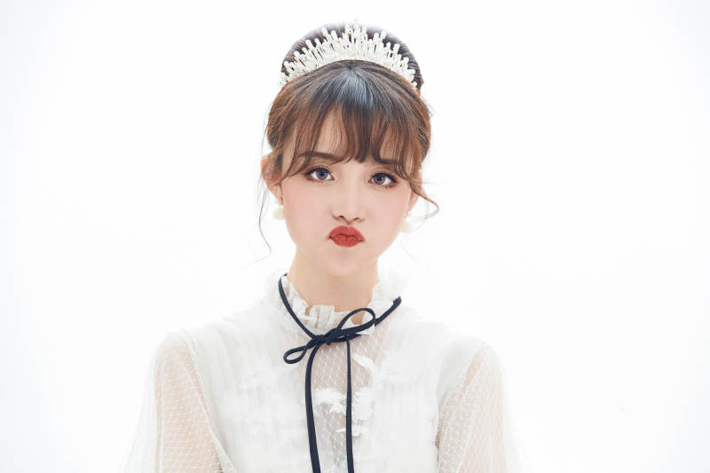 仿妆奥黛丽赫本风格妆容服饰的亚洲少女