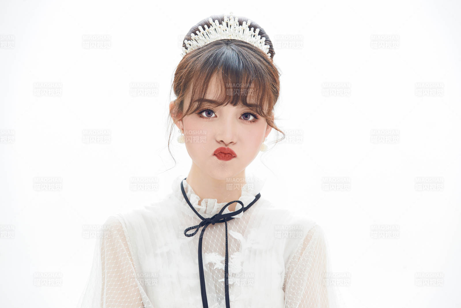 仿妆奥黛丽赫本风格妆容服饰的亚洲少女