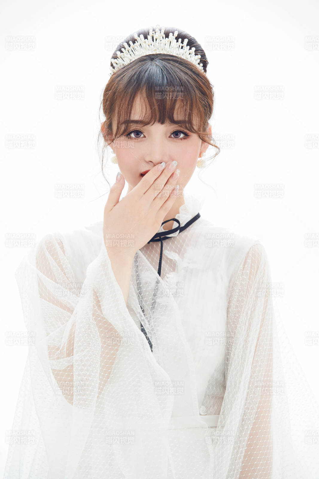 仿妝奧黛麗赫本風格妝容服飾的亞洲少女