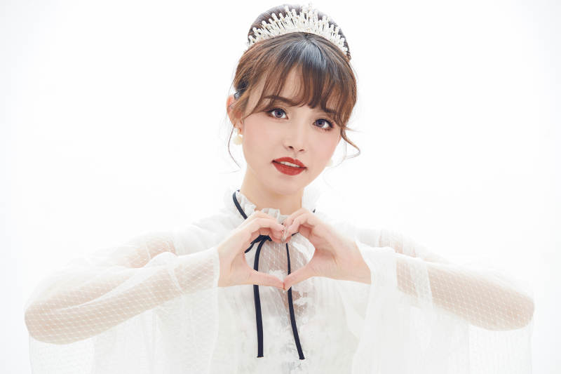 仿妆奥黛丽赫本风格妆容服饰的亚洲少女