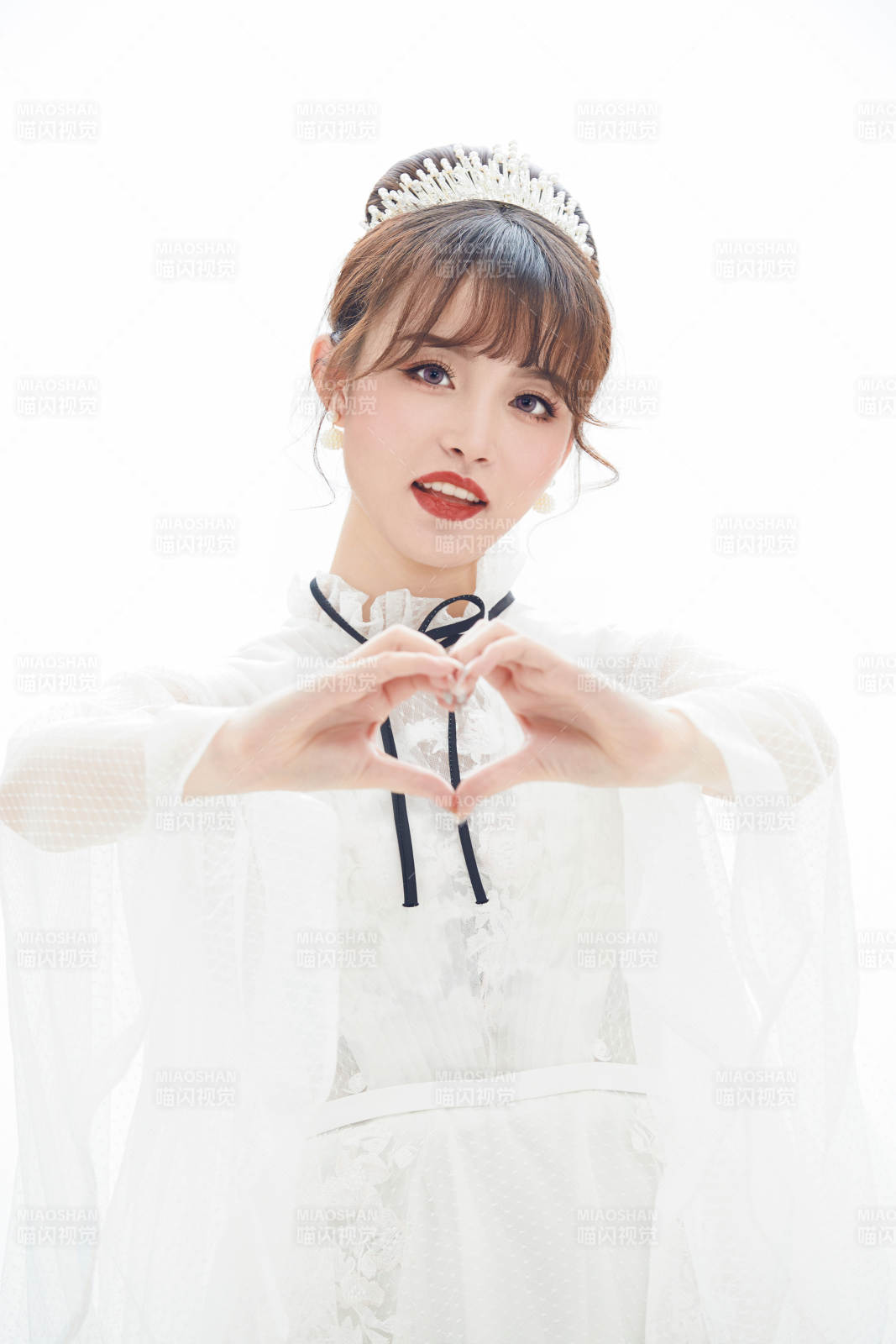 仿妝奧黛麗赫本風格妝容服飾的亞洲少女