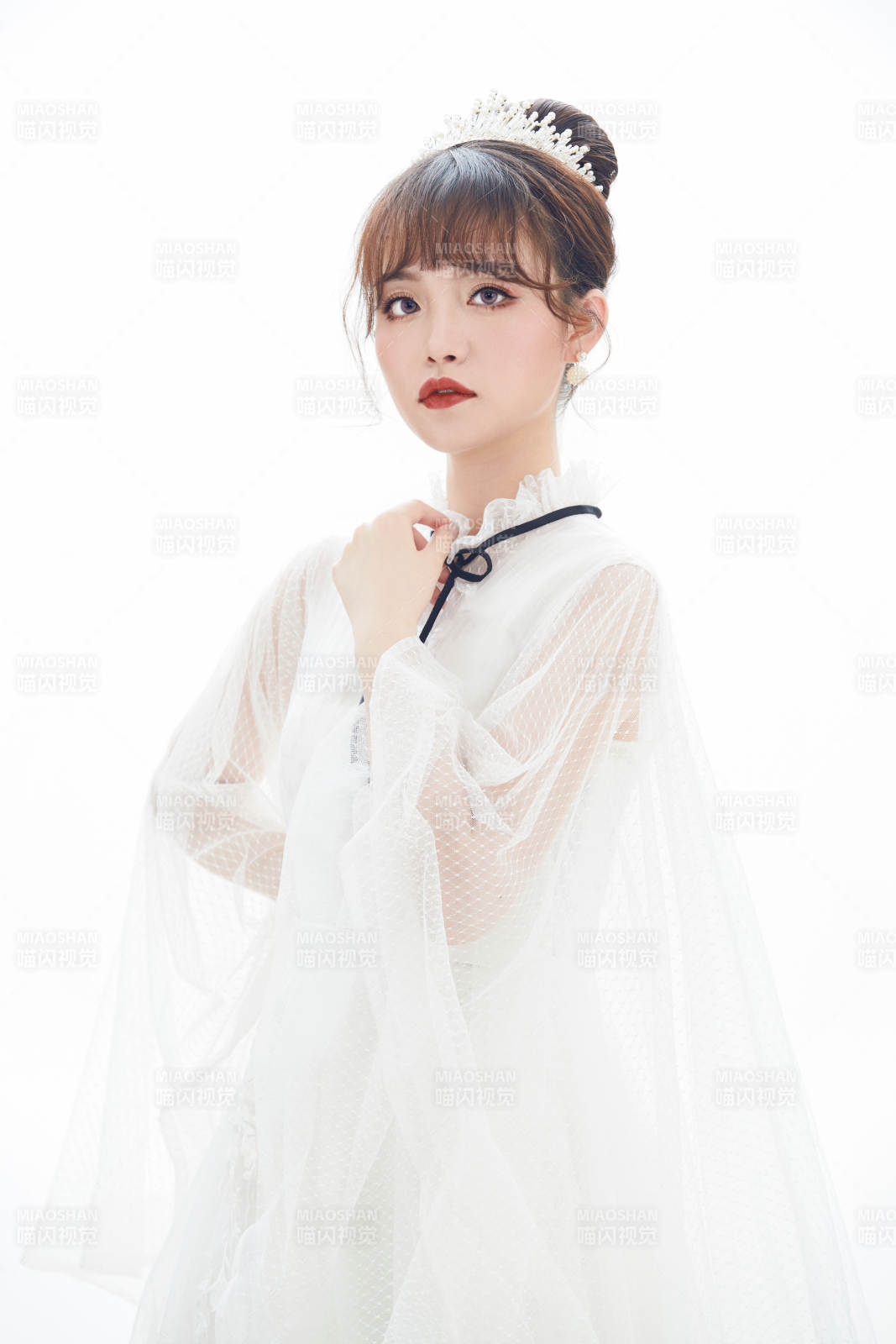 仿妆奥黛丽赫本风格妆容服饰的亚洲少女