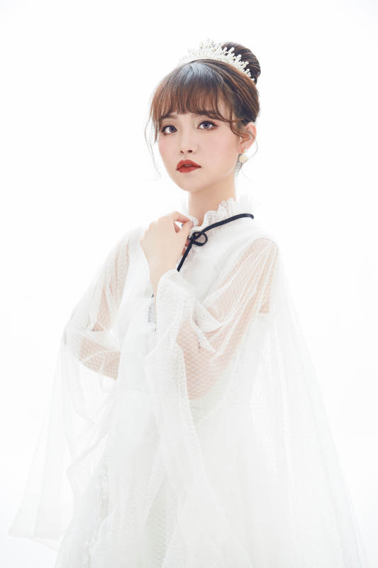 仿妆奥黛丽赫本风格妆容服饰的亚洲少女