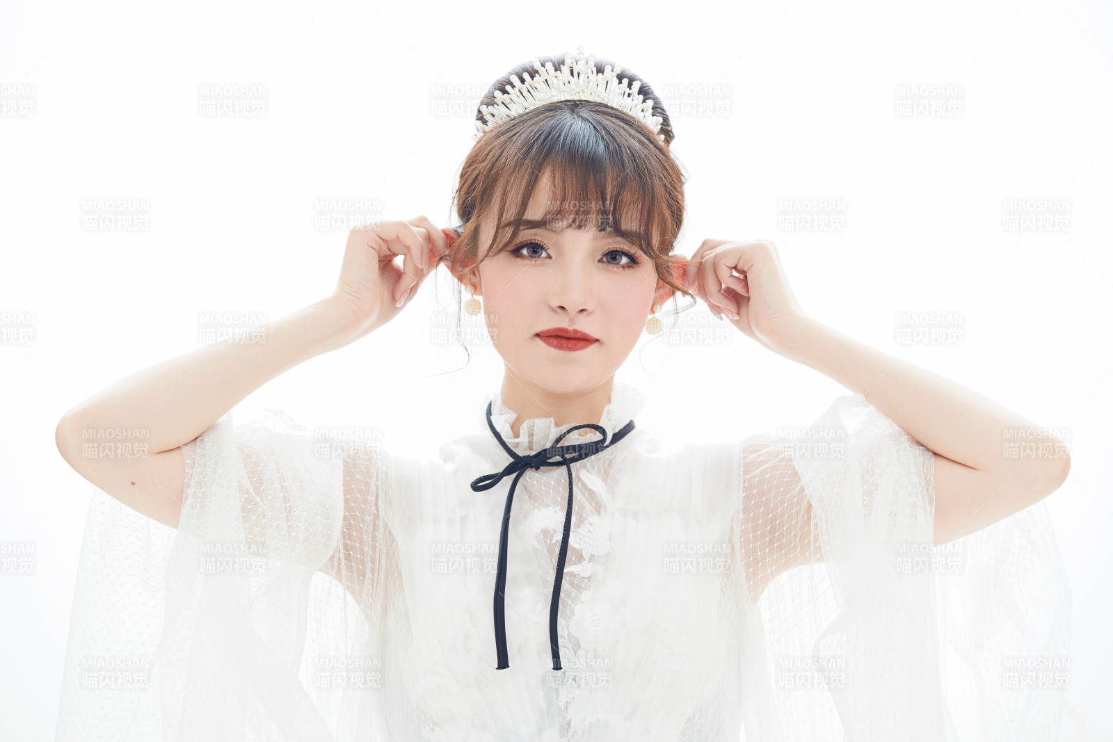 仿妆奥黛丽赫本风格妆容服饰的亚洲少女