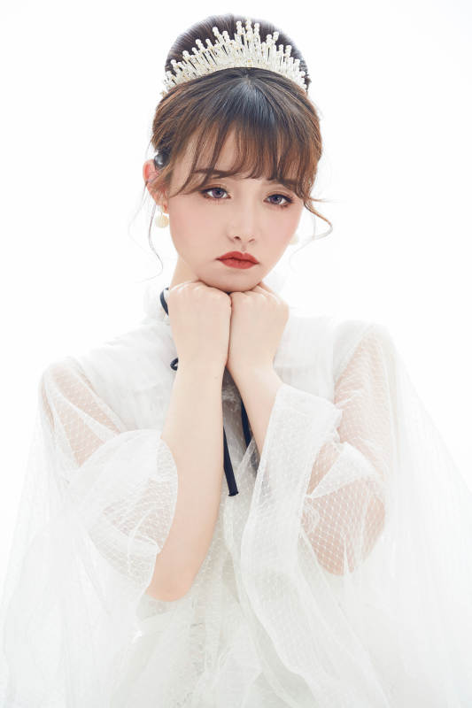 仿妆奥黛丽赫本风格妆容服饰的亚洲少女