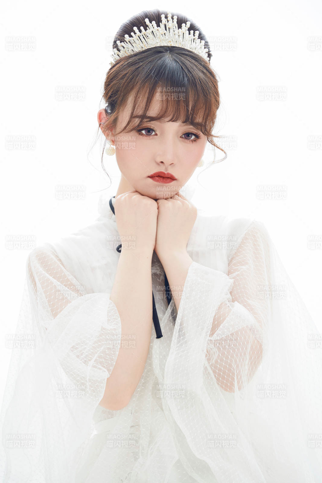 仿妆奥黛丽赫本风格妆容服饰的亚洲少女