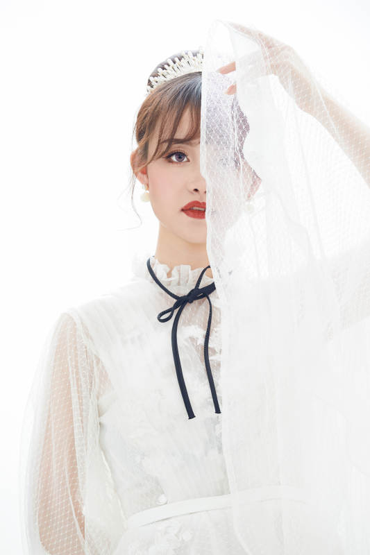 仿妆奥黛丽赫本风格妆容服饰的亚洲少女