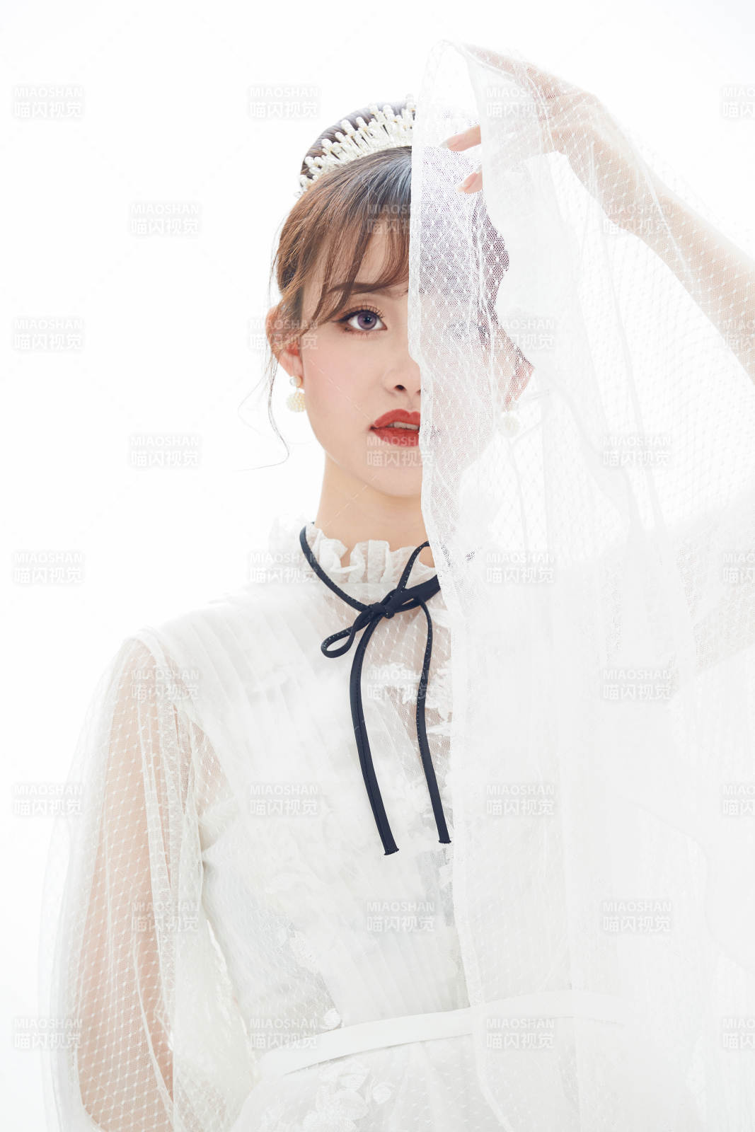 仿妝奧黛麗赫本風格妝容服飾的亞洲少女