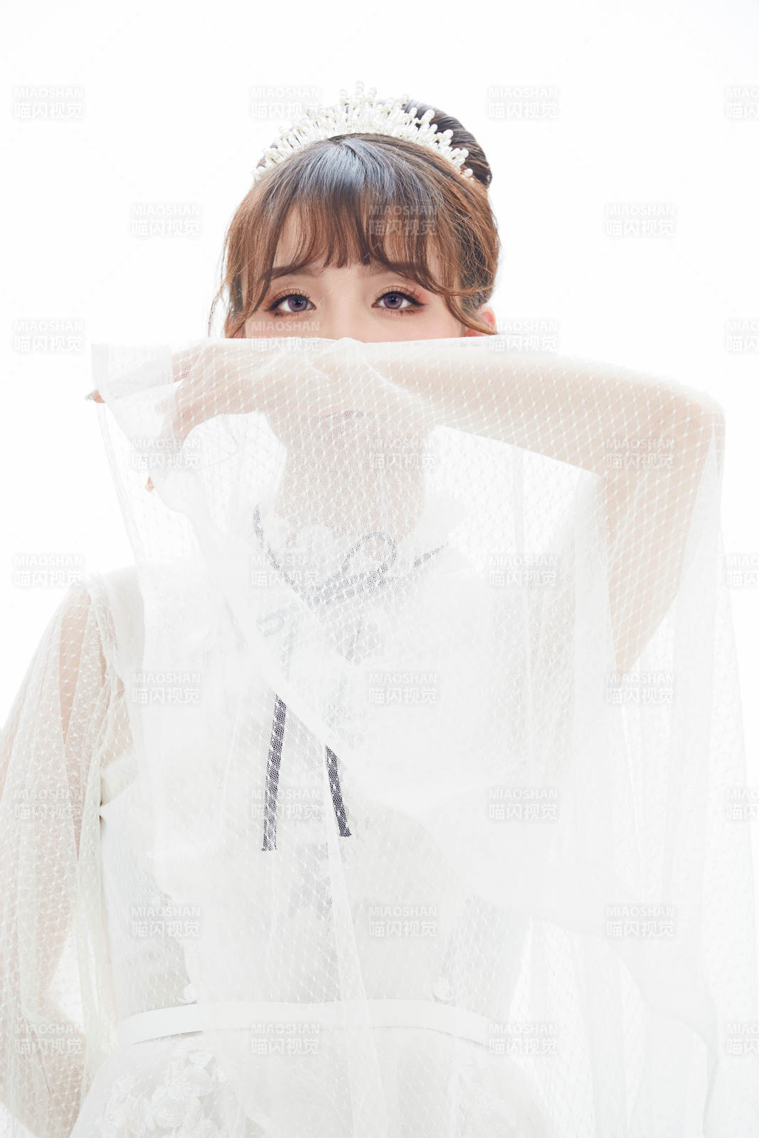 仿妝奧黛麗赫本風格妝容服飾的亞洲少女