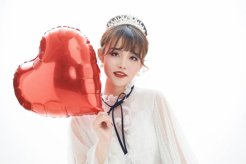 仿妆奥黛丽赫本风格妆容服饰的亚洲少女