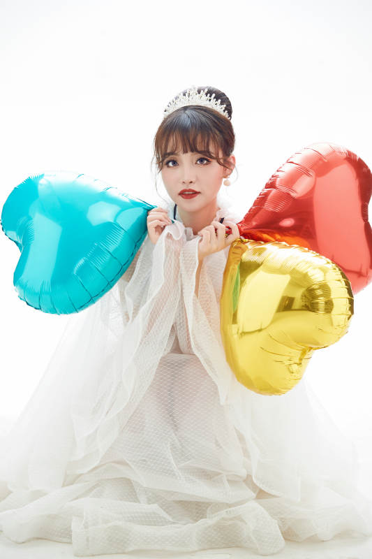 仿妆奥黛丽赫本风格妆容服饰的亚洲少女